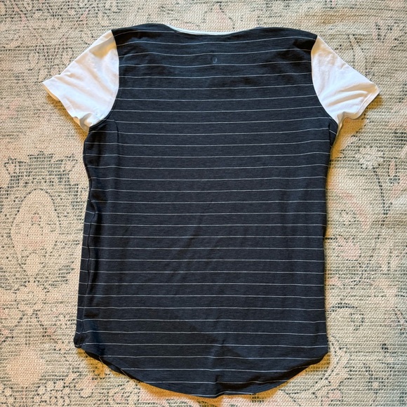 Lululemon Size 10 Charcoal and White Short Sleeve Round Neck Excellent Condition - Picture 2 of 6